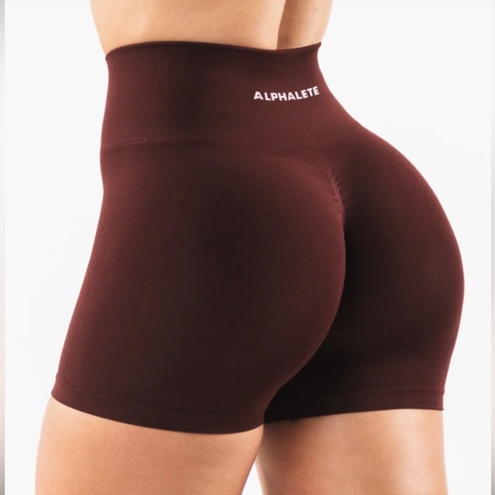 ALPHALETE AMPLIFY SHORTS 4.5" Sangria
